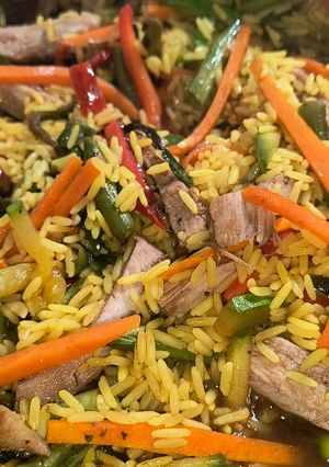 Una foto de Wok de cerdo, verduras, soja