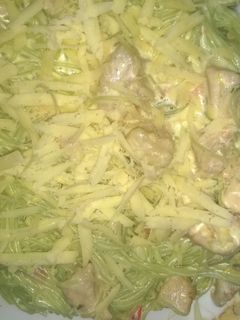 Una foto de Fideos chinos de espinaca con carre de cerdo y crema