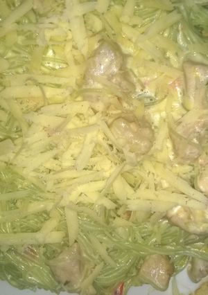 Una foto de Fideos chinos de espinaca con carre de cerdo y crema