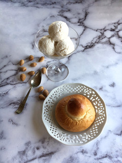 Foto di Granita di mandorle e brioche con il tuppo 🌷