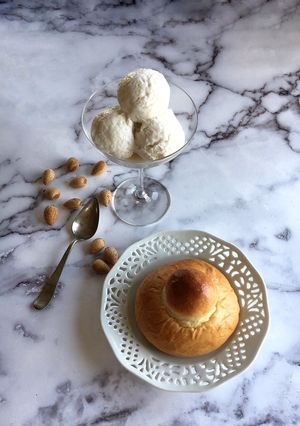 A picture of Almond Granita and Brioche con il Tuppo 🌷.