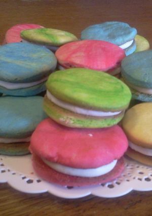 Una foto de Alfajores de colores