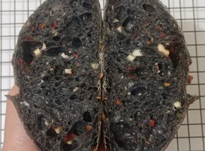 Foto resep Charcoal Wijen Chili Flakes Cheese Sourdough Bread (Open Bake Method)