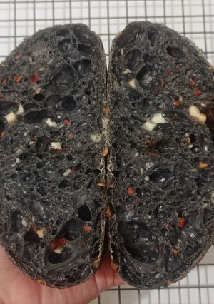 Foto resep Charcoal Wijen Chili Flakes Cheese Sourdough Bread (Open Bake Method)