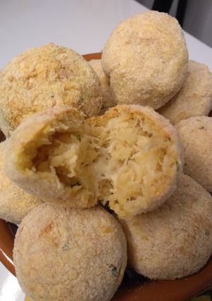 Foto de Bolinho de mandioca com frango e queijo 😋