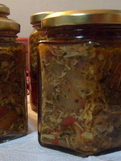 Una foto de Escabeche de pollo y verduras 