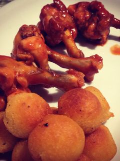 Una foto de Alas de pollo con BBQ