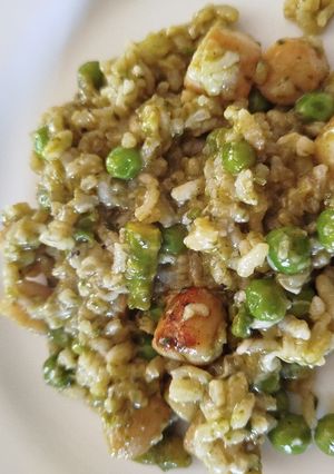 Une photo de Risotto aux noix de saint jacques et à l'ail des ours petits pois et asperges
