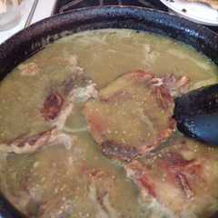 Una foto de Chuletas de cerdo en salsa verde