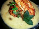 Pollo a las gordas hierbas sobre puré del hortelano