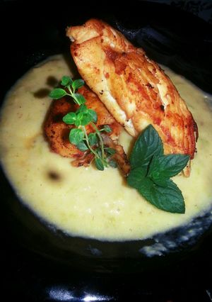 Una foto de Pollo a las gordas hierbas sobre puré del hortelano