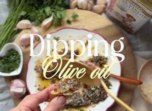 Una foto de Aceite de oliva con ajo confitado y romero