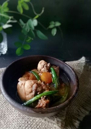 Foto resep Ayam kecap cabai hijau bumbu iris daun jeruk. Tips empuk ga amis