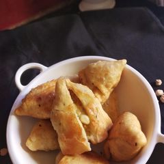 A picture of Chana cheese samosa.