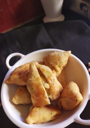 A picture of Chana cheese samosa.