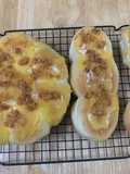 Bánh mì ngọt nhân xúc xích sốt ruốc
