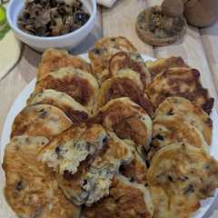 A picture of Ліниві пиріжки з грибами і сиром.