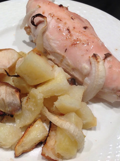 Una foto de Pollo al horno con papas, cebolla y manzanas