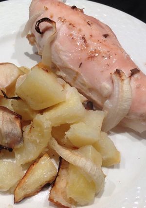 Una foto de Pollo al horno con papas, cebolla y manzanas