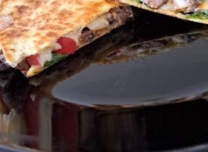 O poză a rețetei Lipie cu carne de vită, cașcaval și rucola.
