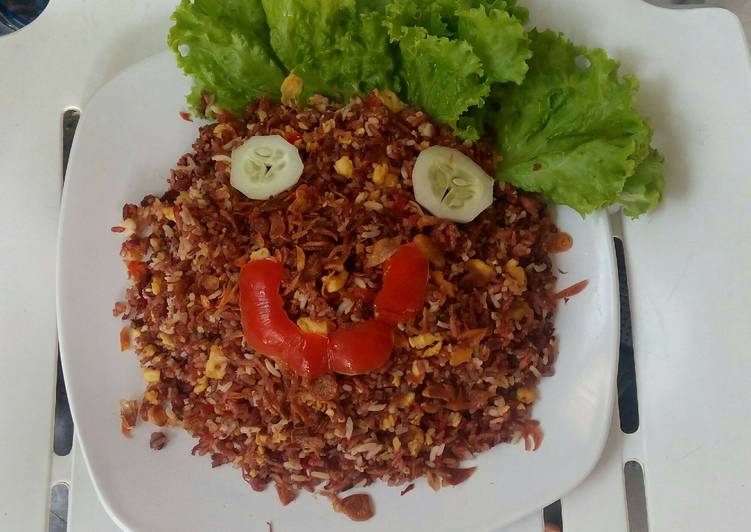  Resep  Nasi  goreng  merah putih  oleh trajuningsih Cookpad