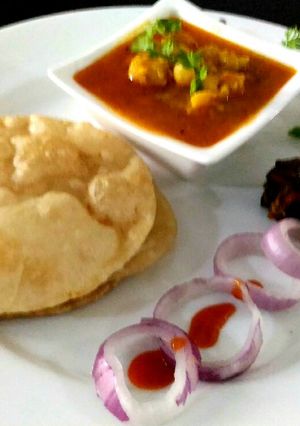 A picture of Luchi and ghugni.