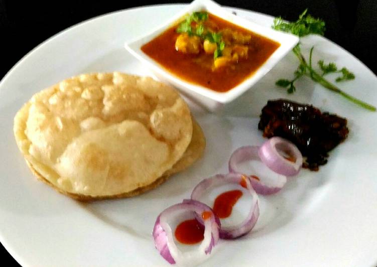 Luchi and ghugni