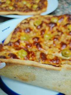 Una foto de Masa de pizza con cerveza y orégano