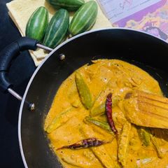 A picture of Potala posta rasa (Pointed gourd with poppy seeds).