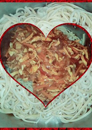 Una foto de Spaguettis con pollo