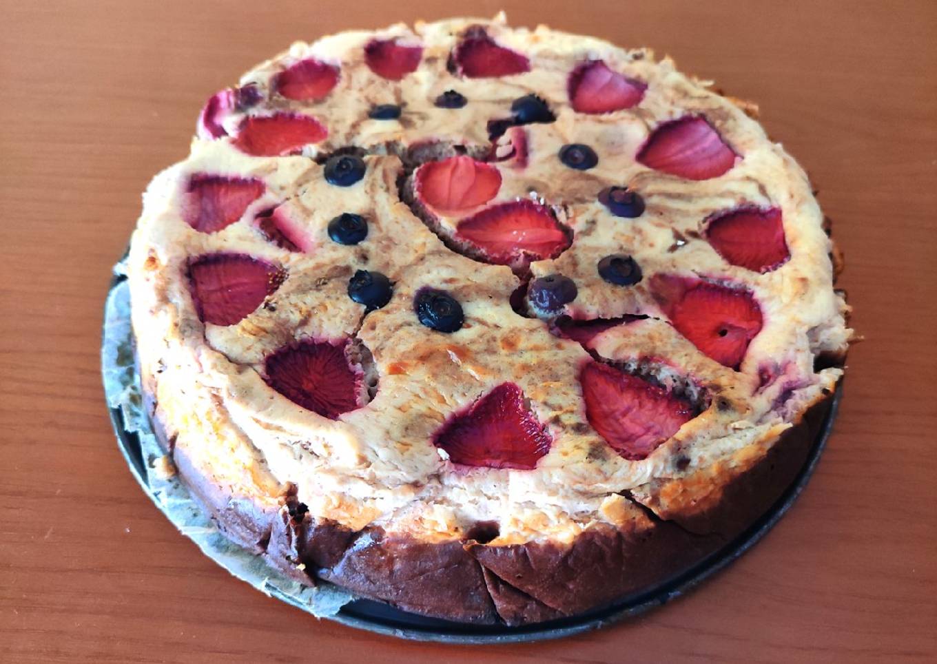 Brownie cheesecake con fresas y arándanos