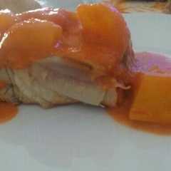 Una foto de Bonito con tomate natural
