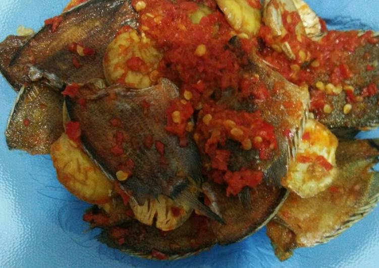 10. Sambalado jengkol dan ikan asin sepat😘