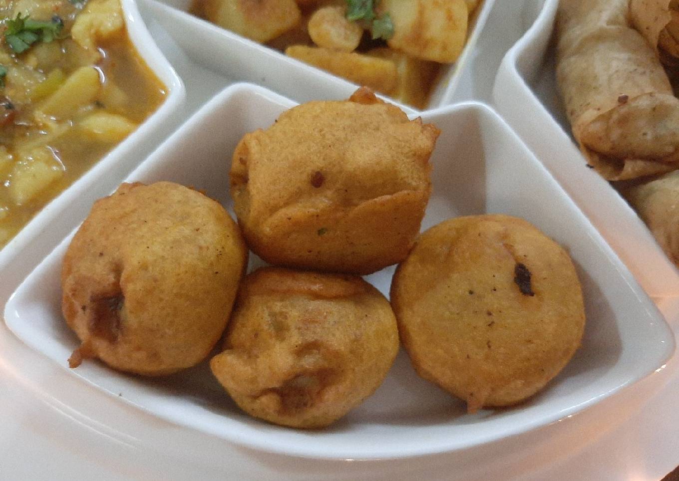 Hi-tea snacks (batata vada)