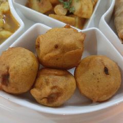 Hi-tea snacks (batata vada) A picture of Hi-tea snacks (batata vada).