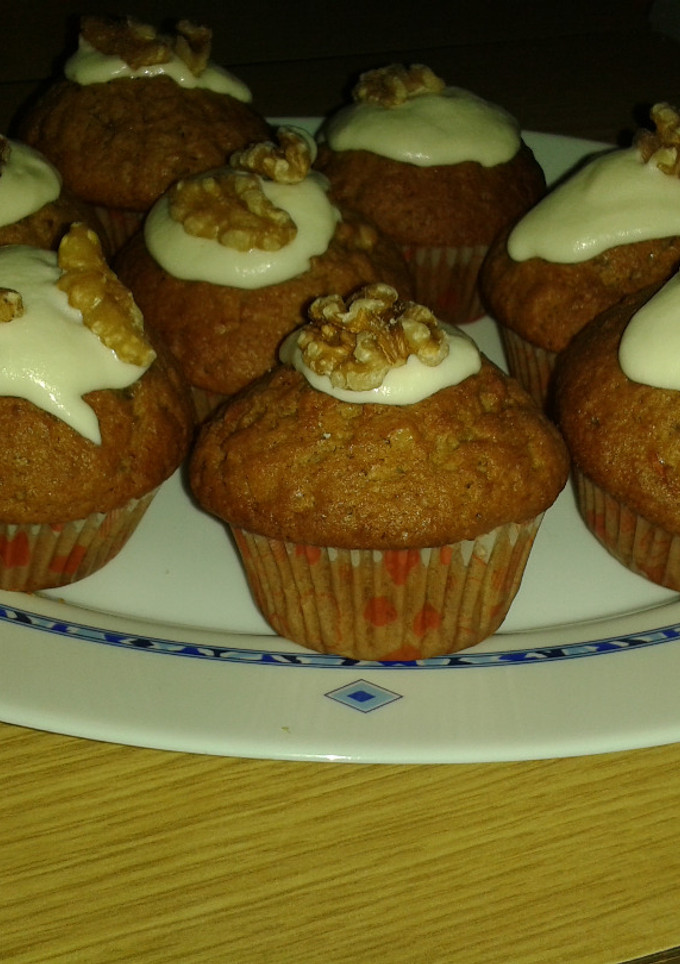 Una foto de Carrot cake muffins con frosting de queso