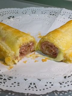 Una foto de Pastel de hojaldre con jamón, bacon y queso