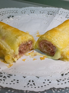 Una foto de Pastel de hojaldre con jamón, bacon y queso