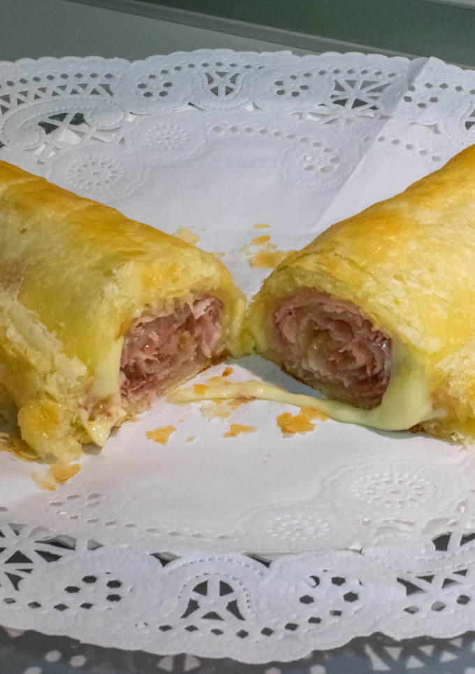 Una foto de Pastel de hojaldre con jamón, bacon y queso
