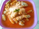 Malfati de queso y espinaca en salsa de tomate y albahaca