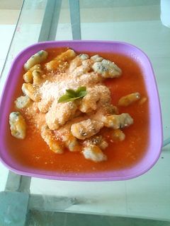 Una foto de Malfati de queso y espinaca en salsa de tomate y albahaca