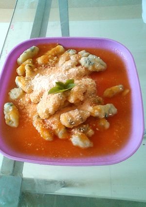 Una foto de Malfati de queso y espinaca en salsa de tomate y albahaca