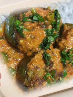 भरवां शिमला मिर्च विद ग्रेवी (Bharva shimla mirch with gravy recipe in Hindi) रेसिपी मुख्य फोटो