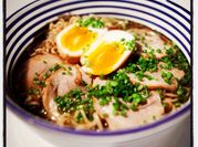 Una foto de ramen con panceta
