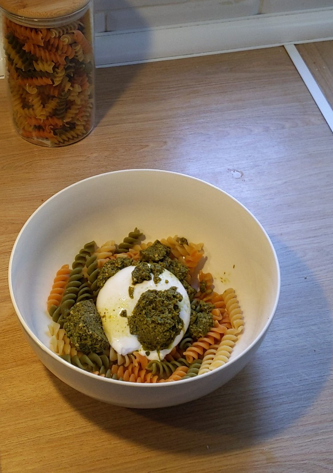 Una foto de Pasta con Burrata y Pesto