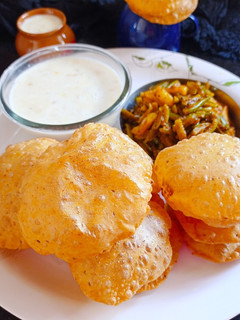 મસાલા પૂરી (Masala Puri Recipe In Gujarati) રેસીપી મુખ્ય ફોટો