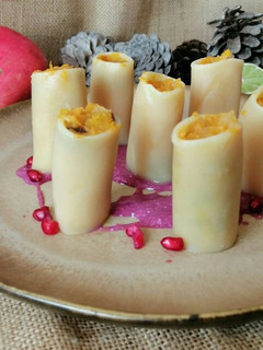 Una foto de Paccheri rellenos de calabaza con salsa de granada