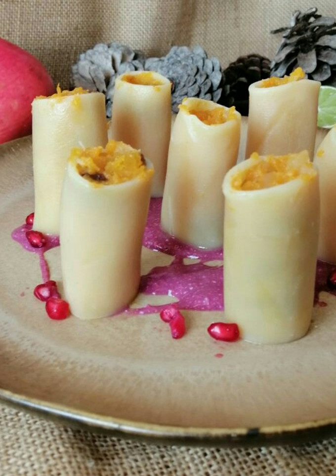 Una foto de Paccheri rellenos de calabaza con salsa de granada