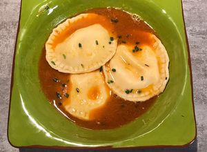 Une photo de Ravioles aux crevettes et bouillon d’inspiration asiatique