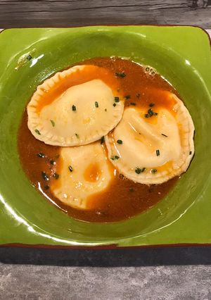 Une photo de Ravioles aux crevettes et bouillon d’inspiration asiatique